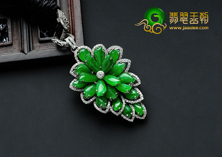 冰种阳绿满绿缅甸翡翠镶白金菱形胸坠（真钻）
