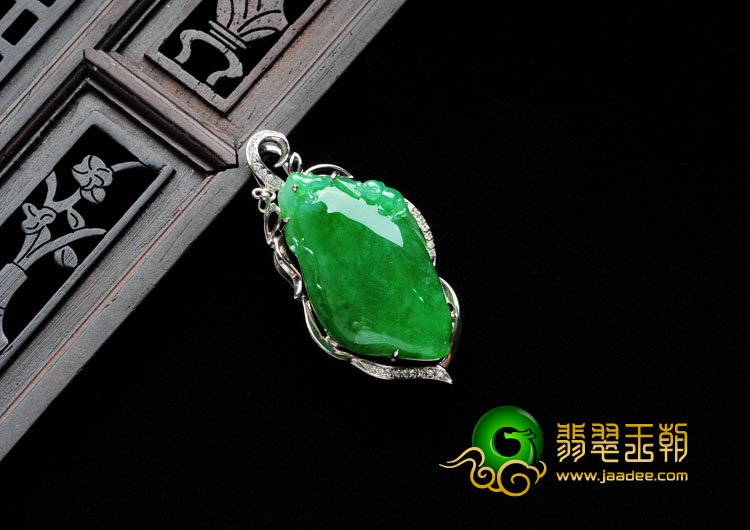 冰种阳绿缅甸翡翠镶白金如意胸坠（真钻）