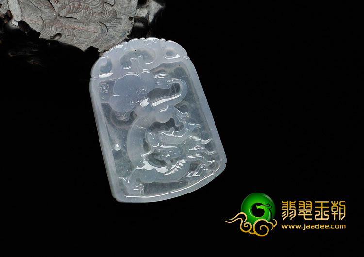 冰种淡春带彩缅甸翡翠龙牌挂件