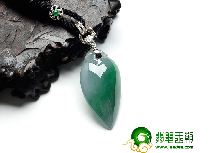 冰种翠色缅甸翡翠镶白金扣福瓜挂件
