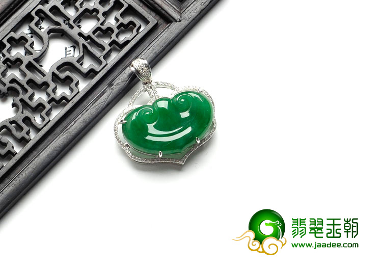 冰种阳绿满绿缅甸翡翠镶白金如意锁胸坠