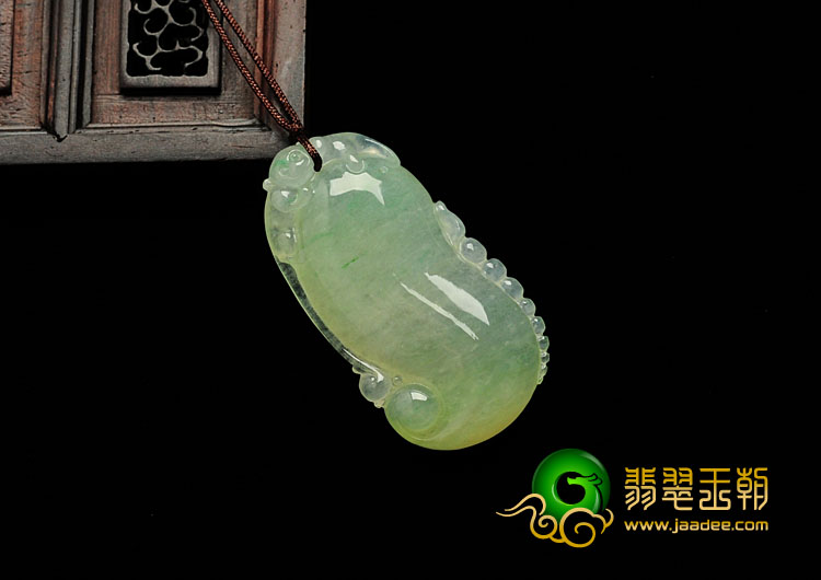 冰种飘翠缅甸翡翠福瓜挂件