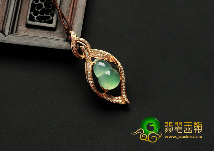 冰玻种绿晴水缅甸翡翠镶玫瑰金葫芦胸坠（真钻）
