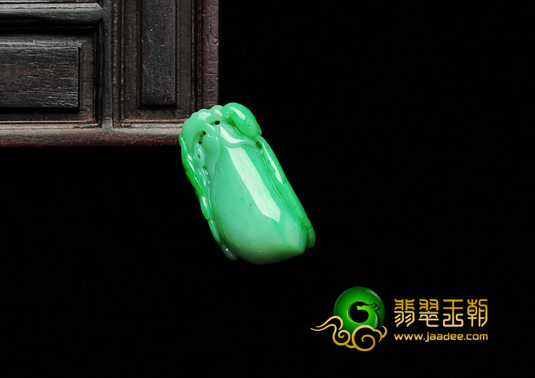 细糯种翠色缅甸翡翠福瓜挂件