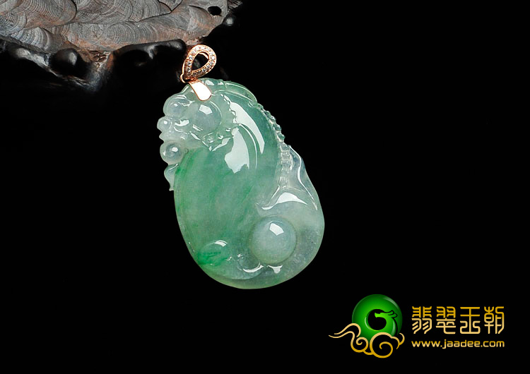 冰种飘翠缅甸翡翠镶玫瑰金扣如意胸坠（水钻）