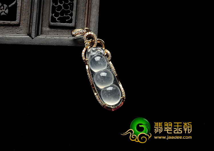 冰玻种缅甸翡翠镶玫瑰金四季豆胸坠（真钻）