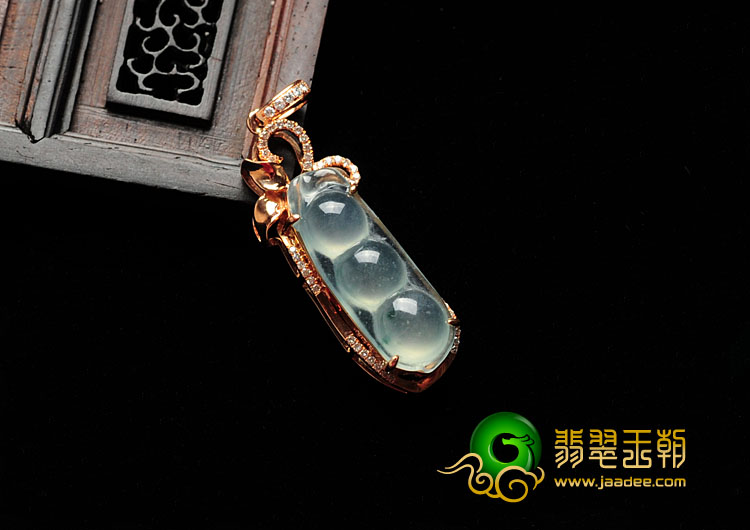 冰玻种略飘花缅甸翡翠镶玫瑰金四季豆胸坠（真钻）