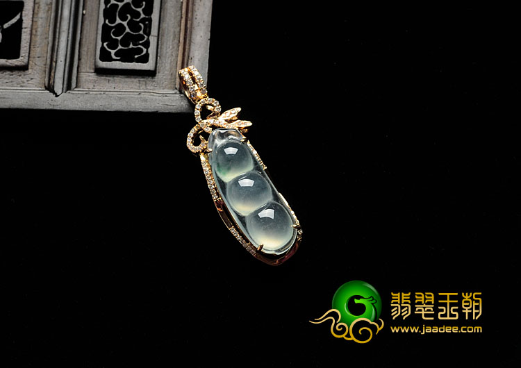 冰玻种略飘花缅甸翡翠镶玫瑰金四季豆胸坠（真钻）