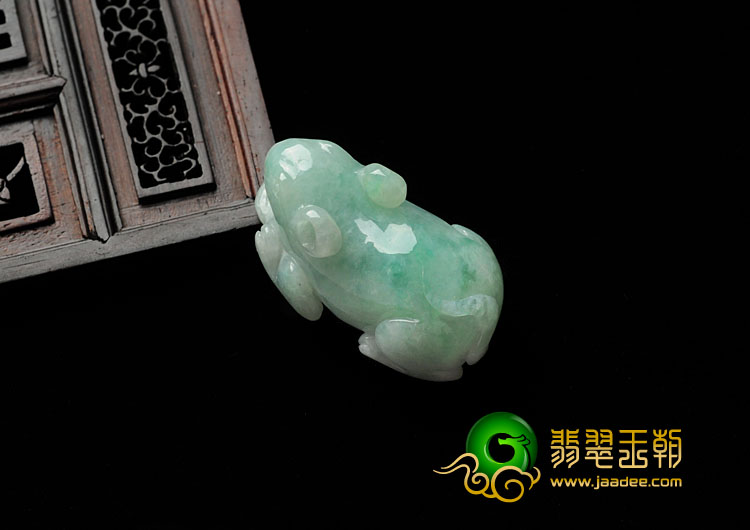 糯冰种翠色缅甸翡翠灵鼠挂件