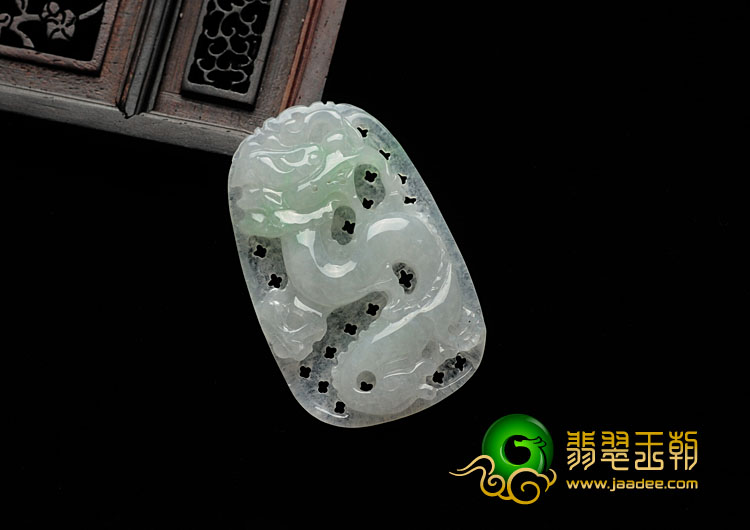 糯冰种飘翠缅甸翡翠雕花龙牌挂件