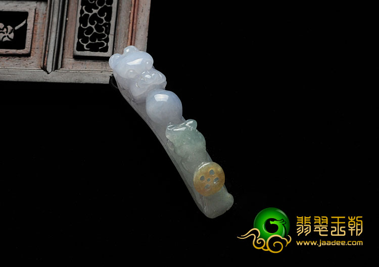 糯冰种春带彩缅甸翡翠龙钩挂件