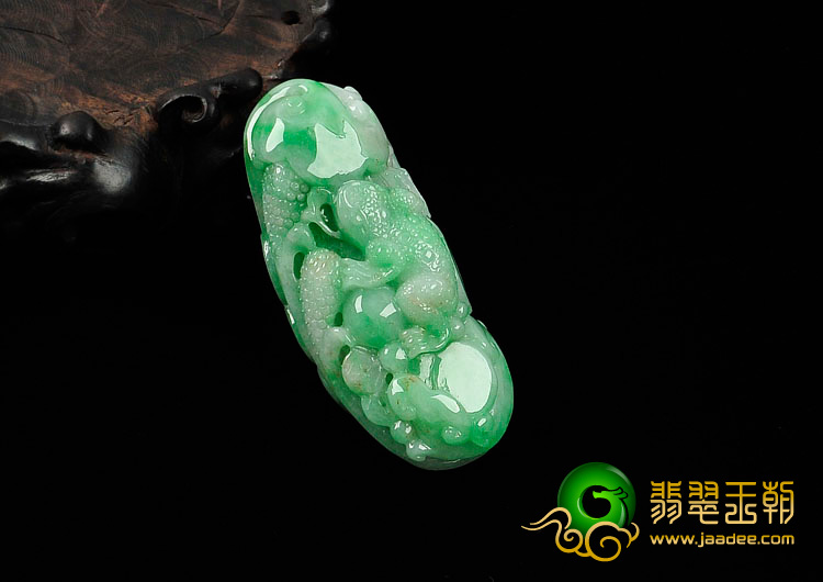 糯冰种翠色缅甸翡翠金蟾送福挂件