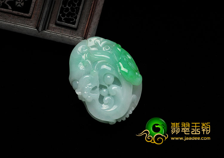 糯冰种翠色缅甸翡翠龙行如意挂件