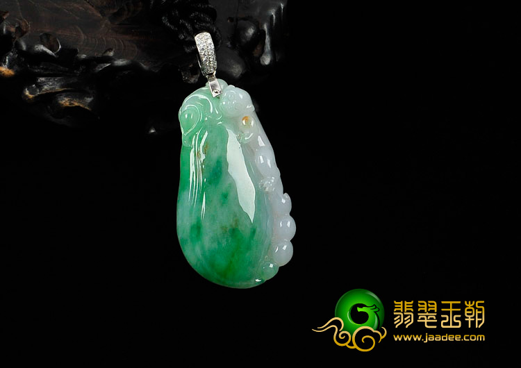 糯冰种飘翠缅甸翡翠镶白金扣福瓜挂件（真钻）