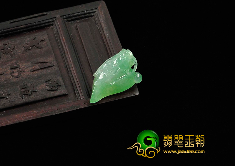 冰种晴水缅甸翡翠螭龙戒面