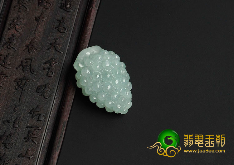 糯冰种晴水缅甸翡翠葡萄挂件