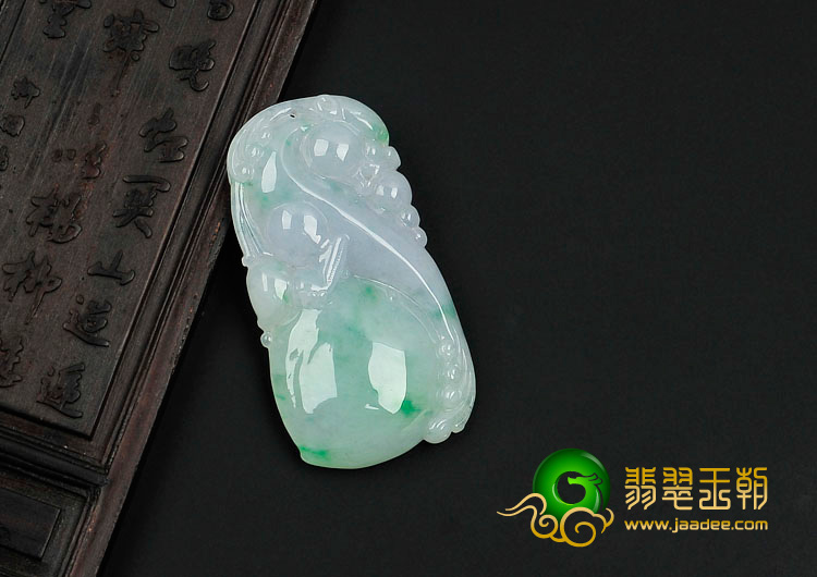 糯冰种春带彩缅甸翡翠龙抱珠挂件