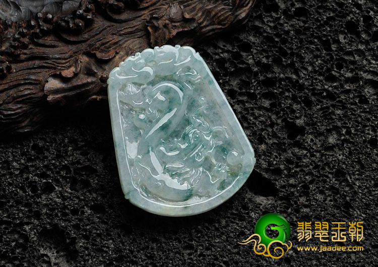 糯冰种飘花缅甸翡翠龙牌挂件