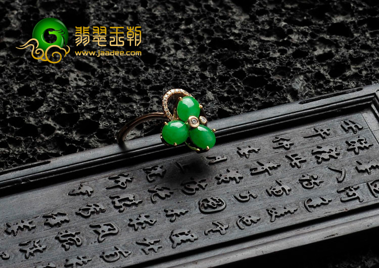 糯冰种翠色缅甸翡翠镶玫瑰金戒指