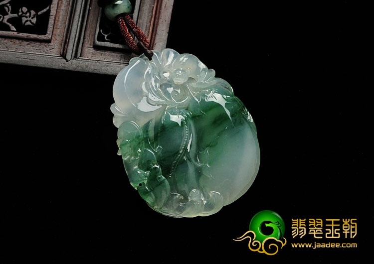 冰种飘绿花缅甸翡翠福瓜挂件