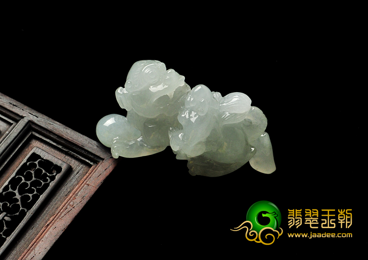 糯冰种淡晴水缅甸翡翠母子貔貅挂件