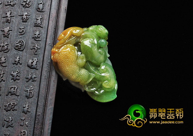 糯冰种三彩缅甸翡翠金蟾进宝挂件