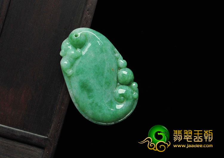 糯冰种豆色缅甸翡翠吉鼠运财挂件