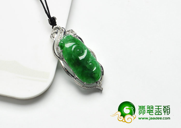 糯冰种阳绿满绿缅甸翡翠镶白金如意胸坠（真钻）