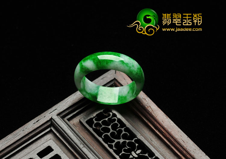 糯冰种翠色缅甸翡翠指环