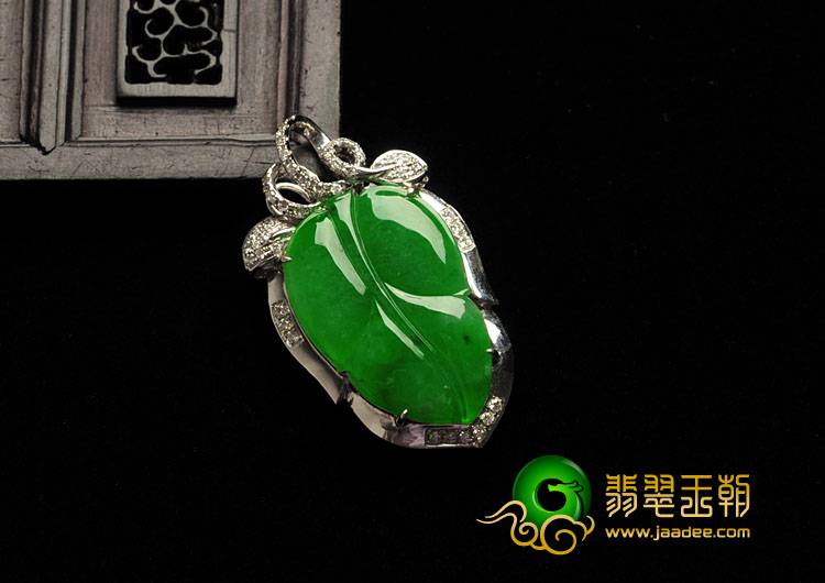 冰种阳绿缅甸翡翠镶白金金枝玉叶胸坠（真钻）
