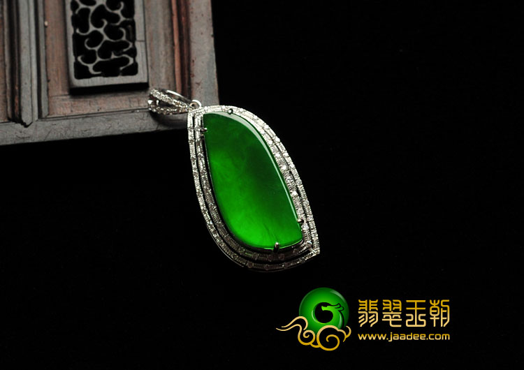 冰玻种正阳绿缅甸翡翠镶白金胸坠（真钻）