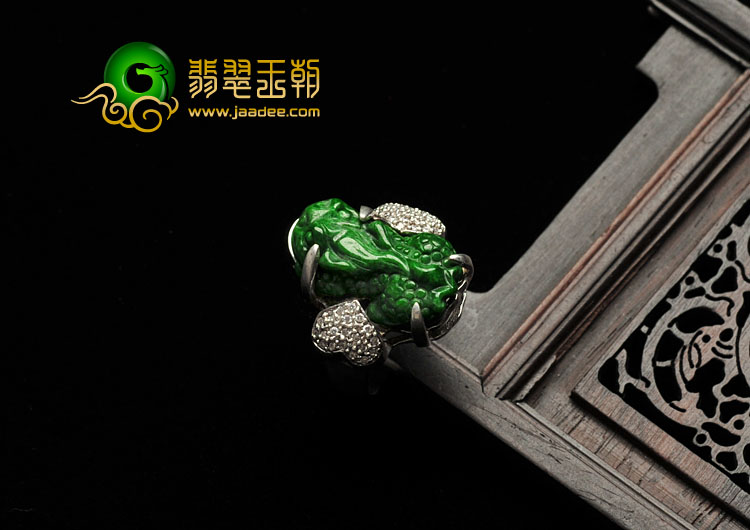 细糯种满绿干青缅甸翡翠镶银貔貅戒指