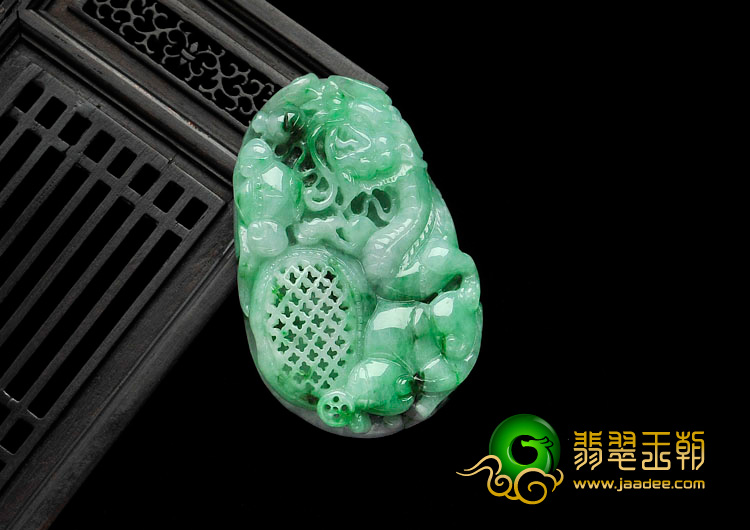 糯冰种翠色缅甸翡翠龙行如意挂件