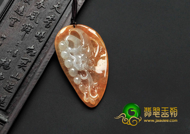 糯冰种黄翡缅甸翡翠龙戏珠挂件