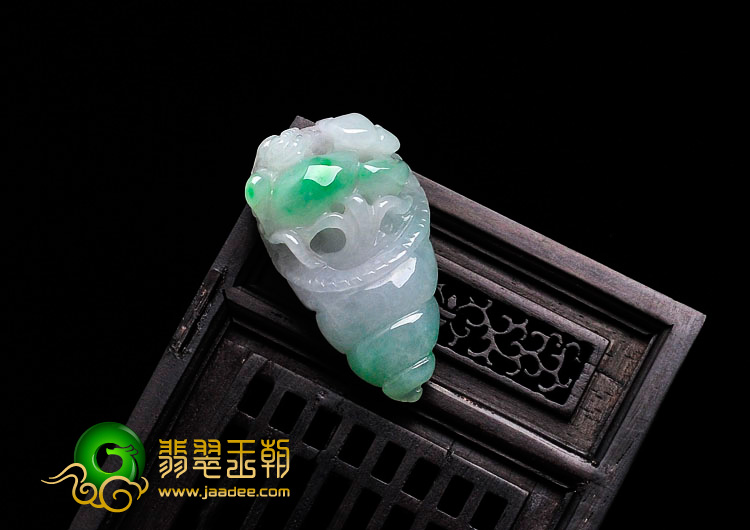 糯冰种飘翠缅甸翡翠海螺挂件