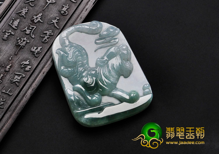 冰种晴水缅甸翡翠虎牌挂件