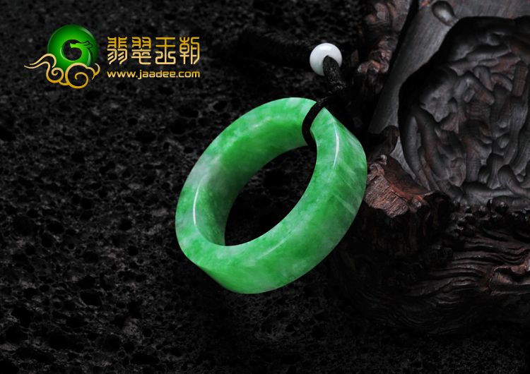 糯冰种翠色缅甸翡翠路路通挂件