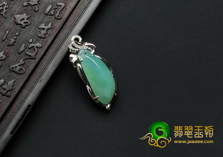 冰种晴水缅甸翡翠镶白金福瓜胸坠（真钻）
