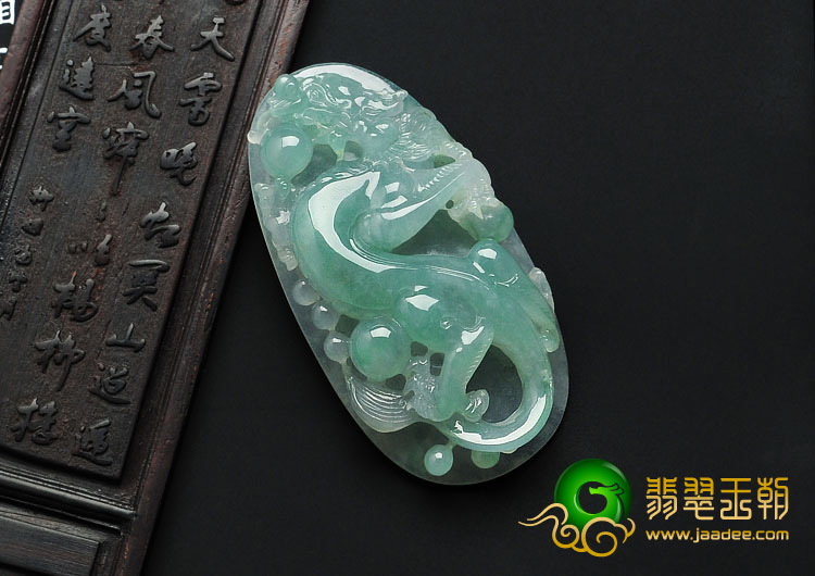 糯冰种晴水缅甸翡翠飞龙挂件