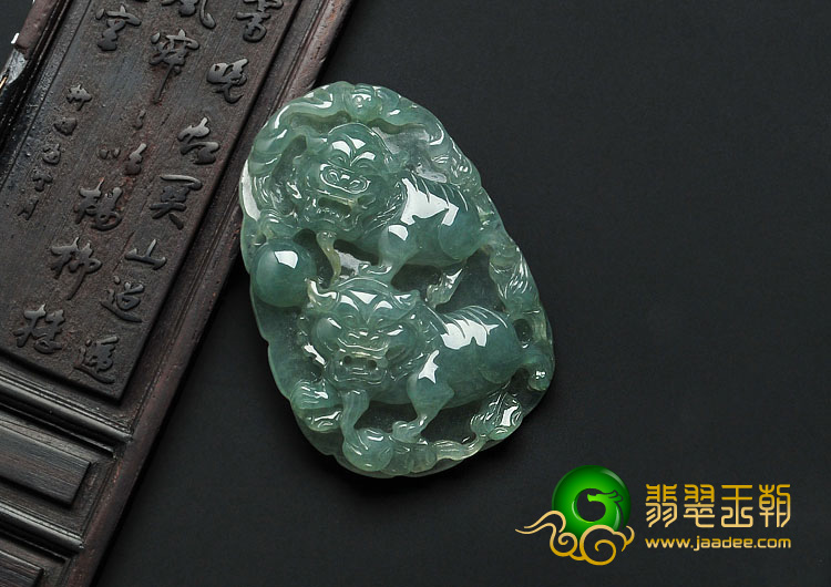 糯冰种蓝晴水缅甸翡翠狮舞绣球挂件