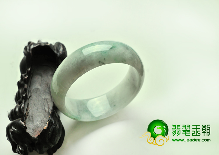 糯冰种春带彩缅甸翡翠手镯（53.8mm）