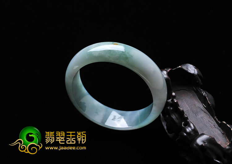 糯冰种豆色缅甸翡翠手镯（55.3mm）