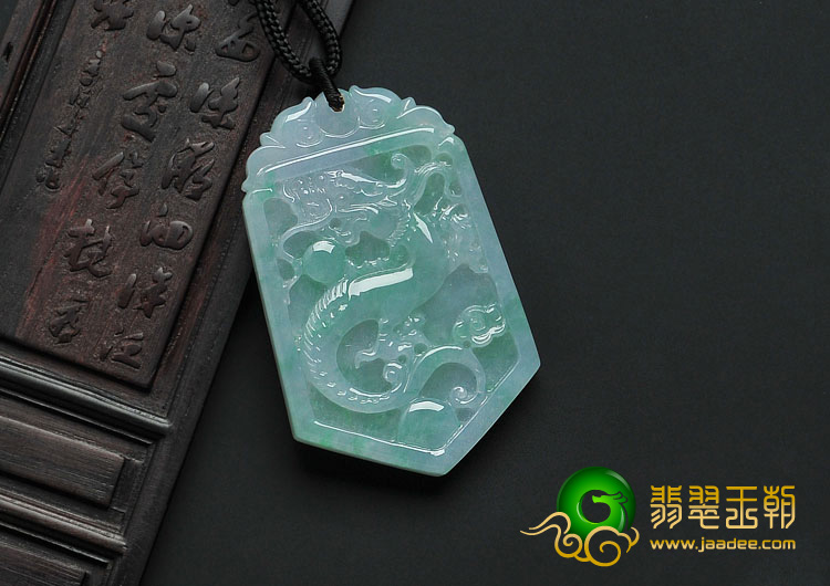 糯冰种翠色缅甸翡翠龙牌挂件