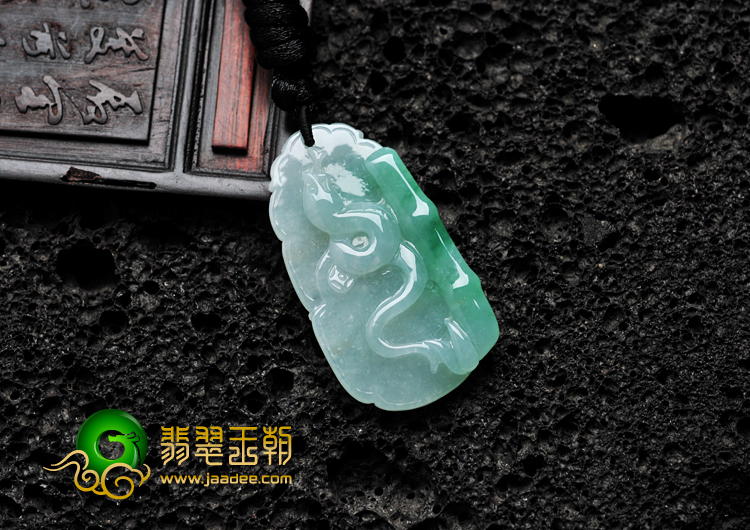 feicui糯冰种豆色缅甸翡翠A货蛇挂件