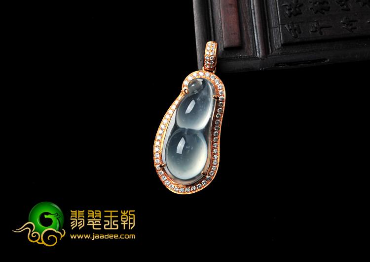 玻璃种缅甸翡翠A货镶玫瑰金四季豆胸坠（真钻）
