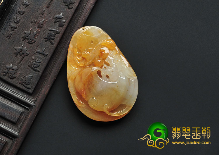 糯冰种黄翡缅甸翡翠A货飞龙在天挂件
