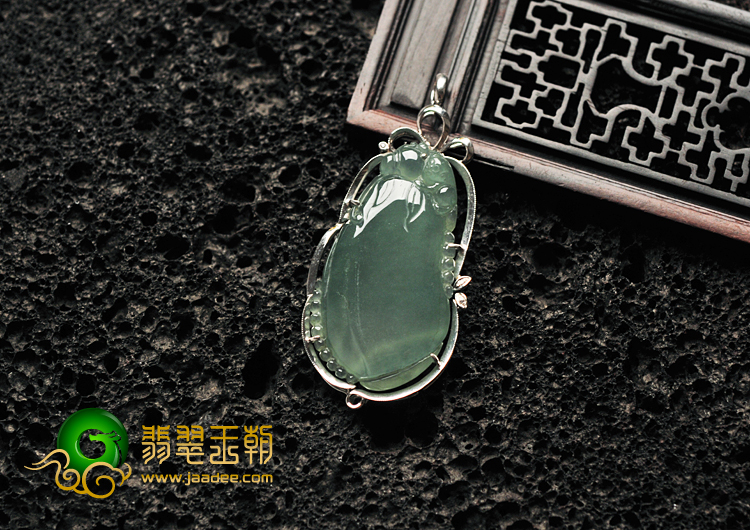 冰种晴水缅甸翡翠A货镶白金福瓜胸坠