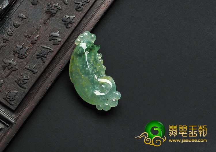 冰种飘花略带黄翡缅甸翡翠A货海豚挂件