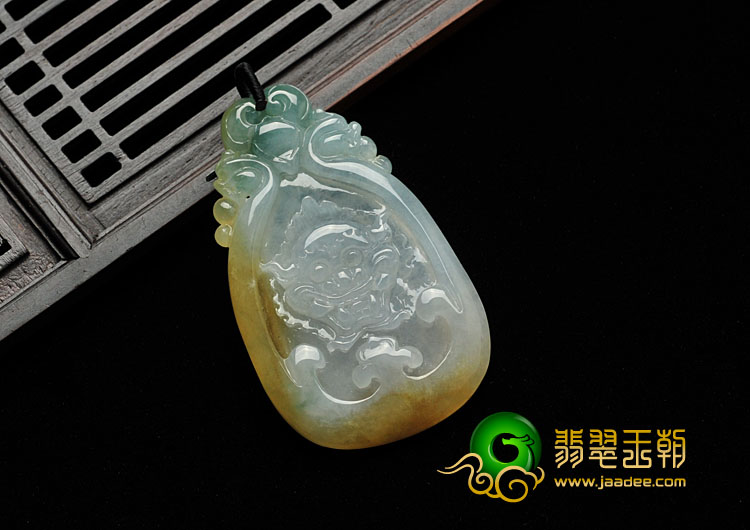 冰种淡三彩缅甸翡翠A货仿古龙牌挂件