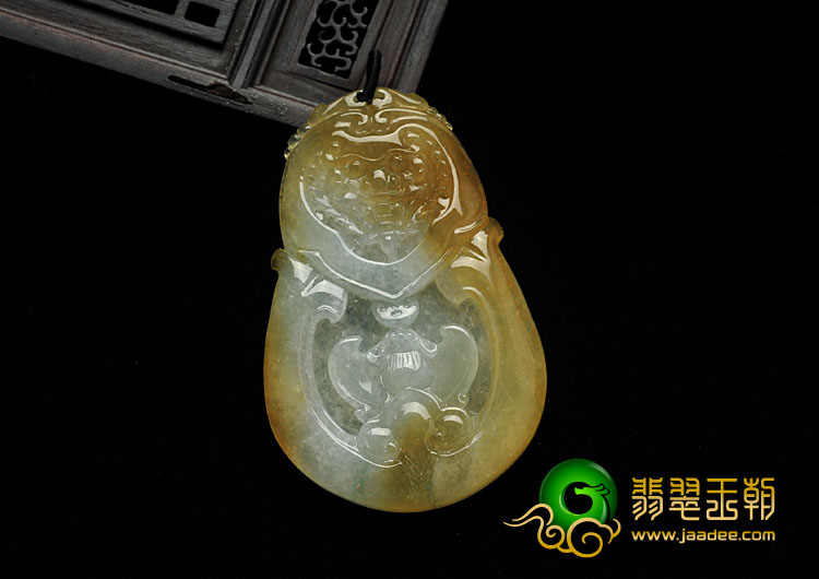 冰种黄翡略飘花缅甸翡翠A货仿古龙头如意挂件